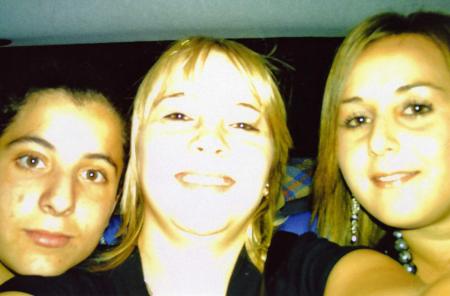 qu'on est belle toutes les trois, mais n'y aurait il pas un peu trop de lumière hé pense a réglé le flash la prochaine fois!!!